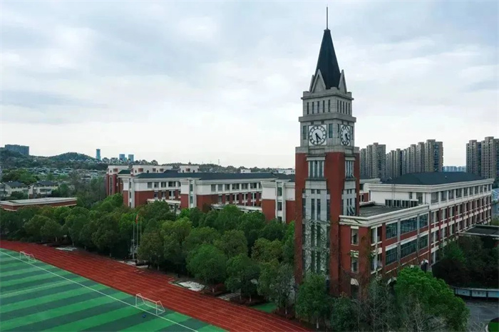 杭州英特外国语学校一年学费是多少？